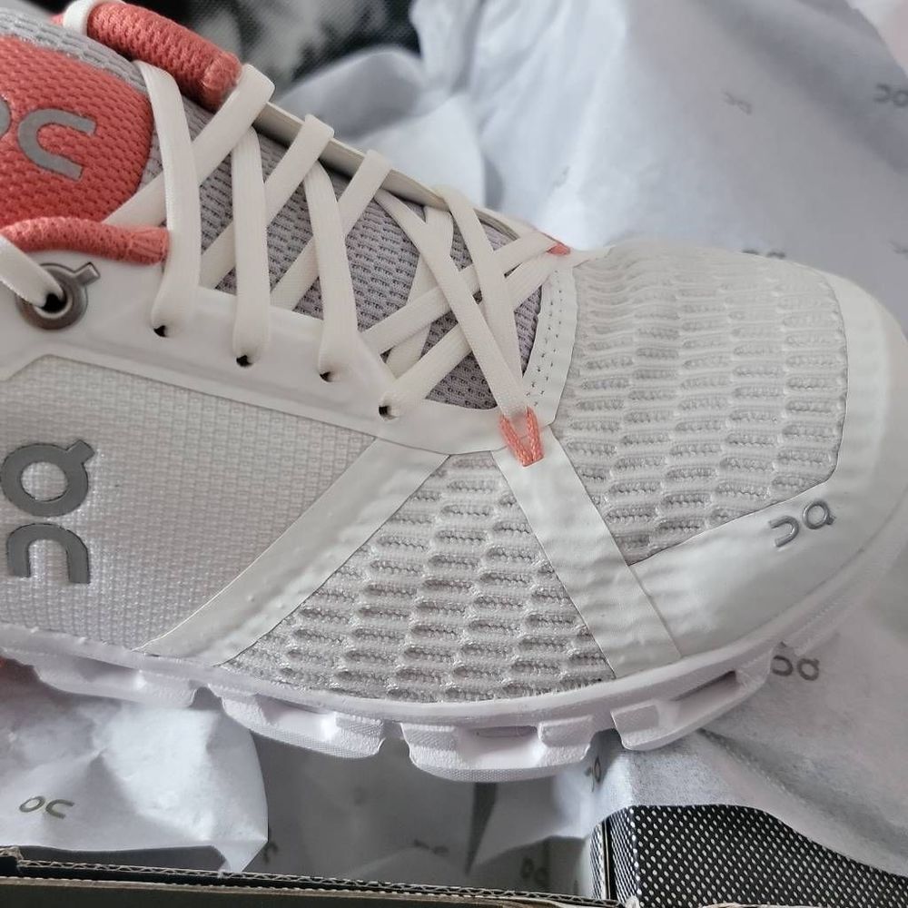 On runninb Cloudflyer Women - white/coral
Size 7.5
New. Box as is - Picture 6 of 8